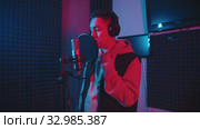 A man with short hair rapping in the studio. Стоковое видео, видеограф Константин Шишкин / Фотобанк Лори