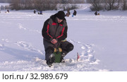Рыбак на льду. Соревнования по рыбалке с мормышкой со льда. Fisherman on the ice. Competitions in fishing with jig from ice. (2020 год). Редакционное видео, видеограф Евгений Романов / Фотобанк Лори