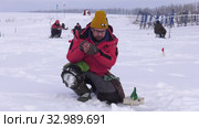 Рыбак на льду. Соревнования по рыбалке с мормышкой со льда. Fisherman on the ice. Competitions in fishing with jig from ice. (2020 год). Редакционное видео, видеограф Евгений Романов / Фотобанк Лори
