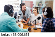 Radio hosts interviewing guest. Стоковое фото, фотограф Яков Филимонов / Фотобанк Лори