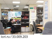 Дизайнер на рабочем в полиграфической компа (2020 год). Редакционное фото, фотограф Дмитрий Неумоин / Фотобанк Лори