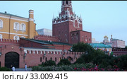 Alexander Garden near the Kremlin, Moscow, Russia (at night) (2020 год). Редакционное видео, видеограф Владимир Журавлев / Фотобанк Лори