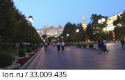Alexander Garden near the Kremlin, Moscow, Russia (at night) (2020 год). Редакционное видео, видеограф Владимир Журавлев / Фотобанк Лори