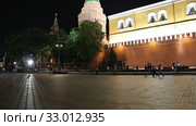 Alexander Garden near the Kremlin, Moscow, Russia (at night) (2020 год). Редакционное видео, видеограф Владимир Журавлев / Фотобанк Лори