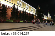 Alexander Garden near the Kremlin, Moscow, Russia (at night) (2020 год). Редакционное видео, видеограф Владимир Журавлев / Фотобанк Лори