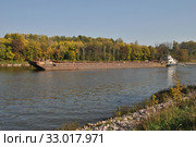 Буксир "Речной-81" толкает сухогрузную баржу. Канал имени Москвы. Городское поселение Деденево. Дмитровский район. Московская область. Россия (2014 год). Редакционное фото, фотограф lana1501 / Фотобанк Лори