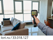 thermal imaging camera at apartment inspection for finding heating leakage. Стоковое фото, фотограф Дмитрий Калиновский / Фотобанк Лори
