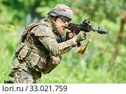 Anti-terrorist police soldier armed with assault riflel ready to attack. Стоковое фото, фотограф Дмитрий Калиновский / Фотобанк Лори