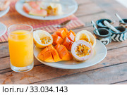 Tasty exotic fruits - ripe passion fruit, mango on breakfast at outdoor restaraunt. Стоковое фото, фотограф Дмитрий Травников / Фотобанк Лори