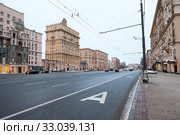 The Kutuzovsky avenue or Prospekt is a major radial avenue in city, named after Mikhail Illarionovich Kutuzov. Road with high occupancy vehicle lane, bus line. Moscow, Russia (2019 год). Редакционное фото, фотограф Кекяляйнен Андрей / Фотобанк Лори