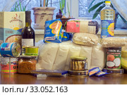 A set of products purchased in a store for a family living in a rural area. Набор продуктов, закупленных в городе для семьи, живущей в сельской местности. (2019 год). Редакционное фото, фотограф Владимир Литвинов / Фотобанк Лори