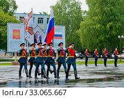 Россия, Уральский федеральный округ, Сибирь, Тюмень, Тюменское высшее военно-инженерное командное училище ТВВИКУ, выпуск лейтенантов, вынос знамени (2018 год). Стоковое фото, фотограф Александр Циликин / Фотобанк Лори