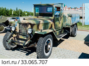 Россия, Сибирь,   Ханты-Мансийский автономный округ автономный округ-Югра, Нефтеюганск, университет, выставка техники  военных и послевоенных лет, автомобиль УралЗИС полуторка (2018 год). Редакционное фото, фотограф Александр Циликин / Фотобанк Лори