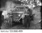Деревенские парни и дети в грузовой машине ЗИС-5, "трехтонка" Редакционное фото, фотограф Retro / Фотобанк Лори