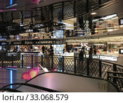 SOGO Tsim Sha Tsui mall interior, Hong Kong (2017 год). Редакционное фото, фотограф Александр Подшивалов / Фотобанк Лори