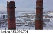 Полет между двумя дымовыми трубами металлургического завода (2020 год). Стоковое видео, видеограф Евгений Ткачёв / Фотобанк Лори