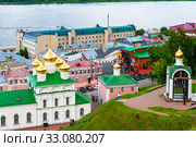 Часовня-звонница с набатным колоколом у Храма Рождества Иоанна Предтечи. Нижний Новгород (2017 год). Редакционное фото, фотограф Александр Щепин / Фотобанк Лори