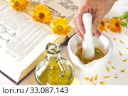 production of calendula oil. Стоковое фото, фотограф Hans-Joachim Schneider / PantherMedia / Фотобанк Лори