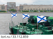 Ардреевские флаги  на бронекатерах - участников парада в День ВМФ. Санкт-Петербург (2019 год). Редакционное фото, фотограф Александр Щепин / Фотобанк Лори