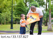 Flying kite. Стоковое фото, фотограф Wong Sze Fei / PantherMedia / Фотобанк Лори