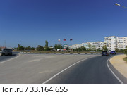 Кольцевая развязка на въезде в приморский поселок городского типа Черноморское в западной части Крымского полуострова (2019 год). Редакционное фото, фотограф Наталья Гармашева / Фотобанк Лори