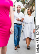 Young woman is resentmenting because her boyfriend was stared on other girl. Стоковое фото, фотограф Яков Филимонов / Фотобанк Лори