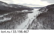 Южный Урал. Башкирское село Макарово в горах зимой. Southern Urals. Bashkir village of Makarovo in the mountains in winter. Aerial view. (2020 год). Стоковое видео, видеограф Евгений Романов / Фотобанк Лори