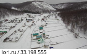Южный Урал. Башкирское село Макарово в горах зимой. Southern Urals. Bashkir village of Makarovo in the mountains in winter. Aerial view. (2020 год). Стоковое видео, видеограф Евгений Романов / Фотобанк Лори
