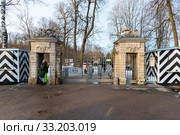 Павловский парк. Театральные ворота. Санкт-Петербург (2019 год). Редакционное фото, фотограф Александр Щепин / Фотобанк Лори