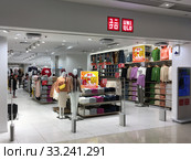 Uniqlo store at Mira Place 1, Hong Kong (2019 год). Редакционное фото, фотограф Александр Подшивалов / Фотобанк Лори