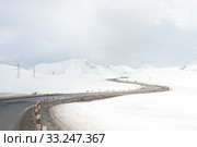 Mountains road in the winter. Стоковое фото, фотограф Ivan Tykhyi / PantherMedia / Фотобанк Лори