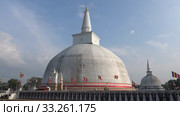 Дагоба Ruwanweli Maha Seya крупным планом. Анурадхапура, Шри-Ланка (2020 год). Стоковое видео, видеограф Виктор Карасев / Фотобанк Лори