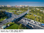 Москва, улица Саломеи Нерис и автомобильный мост через МКАД (2019 год). Стоковое фото, фотограф glokaya_kuzdra / Фотобанк Лори