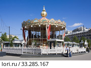 Карусель на площади Революции в Москве (2018 год). Редакционное фото, фотограф Солодовникова Елена / Фотобанк Лори