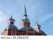 Russia, Khabarovsk, August 8, 2019: summer roof Church of Evangelical Christians Baptists in the city of Khabarovsk. Стоковое фото, фотограф Катерина Белякина / Фотобанк Лори
