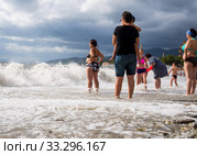 Туристы смотрят на штормовое море, пляж поселка Кабардинка, Краснодарский край (2019 год). Редакционное фото, фотограф Вячеслав Палес / Фотобанк Лори