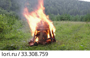 Горящий на поляне костёр. A bonfire burns in a clearing. Стоковое видео, видеограф Евгений Романов / Фотобанк Лори