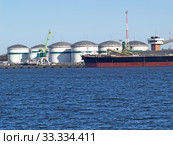 Емкости для хранения нефтепродуктов в Клайпедском морском порту. Литва (2012 год). Редакционное фото, фотограф Ирина Борсученко / Фотобанк Лори