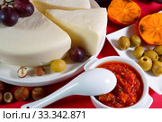 Домашний сыр сулугуни. Натюрморт с сыром, хурмой и соусом аджика. Домашнее приготовление. Стоковое фото, фотограф ирина реброва / Фотобанк Лори