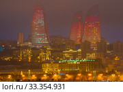 Пламенные башни крупным планом туманным январским вечером. Баку, Азербайджан (2018 год). Редакционное фото, фотограф Виктор Карасев / Фотобанк Лори