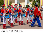 Барабанщицы оркестра "Виват, Россия!", в исторической форме гусар 1813 г., на фестивале ”Императорский букет”. Павловск. Санкт-Петербург (2014 год). Редакционное фото, фотограф Сергей Афанасьев / Фотобанк Лори