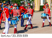 Барабанщицы и оркестр "Виват, Россия!", в исторической форме гусар 1813 г., на фестивале ”Императорский букет”. Павловск. Санкт-Петербург (2014 год). Редакционное фото, фотограф Сергей Афанасьев / Фотобанк Лори