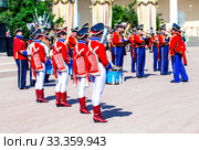 Барабанщицы и оркестр "Виват, Россия!", в исторической форме гусар 1813 г., на фестивале ”Императорский букет”. Павловск. Санкт-Петербург (2014 год). Редакционное фото, фотограф Сергей Афанасьев / Фотобанк Лори