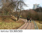 Люди гуляют весенним днем. Парк "Каскад Кировоградских прудов". Москва, Чертаново Центральное (2020 год). Редакционное фото, фотограф Щеголева Ольга / Фотобанк Лори