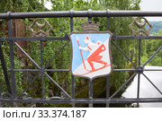 Герб Лиллехаммера на перилах моста. Город Лиллехаммер в Норвегии (2013 год). Редакционное фото, фотограф Солодовникова Елена / Фотобанк Лори
