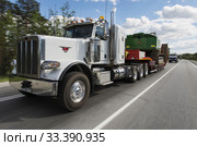 Седельный тягач Петербилт на трассе Сургут-Когалым летом. Peterbilt truck on Surgut-Kogalym highway in summer. (2015 год). Редакционное фото, фотограф Евгений Романов / Фотобанк Лори