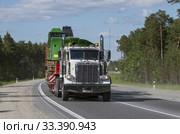 Седельный тягач Петербилт на трассе Сургут-Когалым летом. Peterbilt truck on Surgut-Kogalym highway in summer. (2015 год). Редакционное фото, фотограф Евгений Романов / Фотобанк Лори