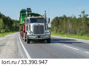 Седельный тягач Петербилт на трассе Сургут-Когалым летом. Peterbilt truck on Surgut-Kogalym highway in summer. (2015 год). Редакционное фото, фотограф Евгений Романов / Фотобанк Лори