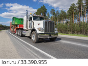Седельный тягач Петербилт на трассе Сургут-Когалым летом. Peterbilt truck on Surgut-Kogalym highway in summer. (2015 год). Редакционное фото, фотограф Евгений Романов / Фотобанк Лори