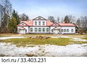 Главный дом усадьбы Абрамцево. The main manor house in Abramtsevo (2020 год). Редакционное фото, фотограф Baturina Yuliya / Фотобанк Лори